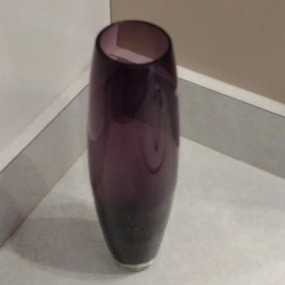 Beautiful purple bud vase. - Picture 2 of 7